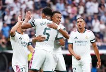 كيليان مبابي وجود بيلينغهام يحتفلان بتسجيل هدف مع لاعبي ريال مدريد في مباراة ملقة.