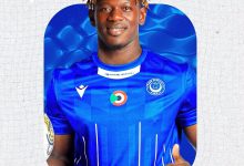 المدافع عثماني ديوف بشعار نادي الهلال السوداني