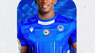 المدافع عثماني ديوف بشعار نادي الهلال السوداني