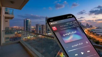 Text): تطبيق أبل ميوزك على هاتف ذكي يظهر علامة توضيحية لأغنية مصنوعة بالذكاء الاصطناعي