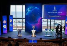 قاعة سحب قرعة دوري أبطال أوروبا في موناكو وتظهر الكأس الفضية والشاشات المجهزة لإعلان المباريات.