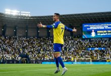 كريستيانو رونالدو يحتفل بتسجيله الهدف رقم 104 مع نادي النصر ليصبح الهداف التاريخي للفريق في الدوري السعودي.