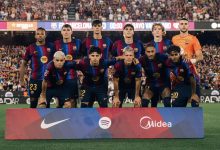 تشكيلة لاعبي نادي برشلونة الأساسية في مباراة فالنسيا بالدوري الإسباني مع شعارات نايكي وسبوتيفاي وميديا.