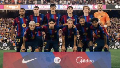 تشكيلة لاعبي نادي برشلونة الأساسية في مباراة فالنسيا بالدوري الإسباني مع شعارات نايكي وسبوتيفاي وميديا.