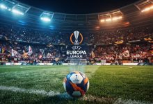 شعار الدوري الأوروبي UEFA Europa League يظهر في أجواء ملعب كرة قدم أوروبي خلال منافسات البطولة، مع مدرجات مضاءة وأجواء جماهيرية حماسية.