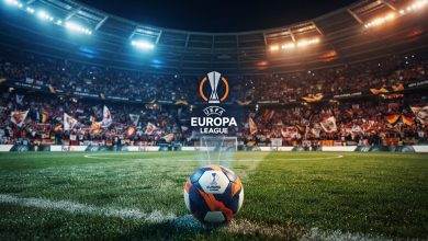 شعار الدوري الأوروبي UEFA Europa League يظهر في أجواء ملعب كرة قدم أوروبي خلال منافسات البطولة، مع مدرجات مضاءة وأجواء جماهيرية حماسية.