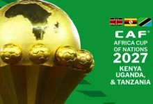 كأس أمم أفريقيا 2027 مع أعلام كينيا وتنزانيا وأوغندا الدول المستضيفة للبطولة القارية، في صورة تعبر عن انطلاق تصفيات كأس أمم أفريقيا ومشاركة 48 منتخبًا أفريقيًا في سباق التأهل