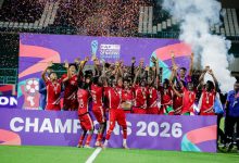 منتخب السودان تحت 20 سنة يحتفل بالتتويج بلقب بطولة سيكافا للشباب بعد الفوز على تنزانيا في المباراة النهائية ورفع كأس البطولة وسط فرحة اللاعبين والجهاز الفني