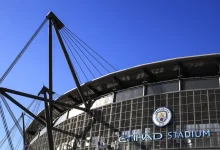 ملعب الاتحاد في مانشستر مع شعار مانشستر سيتي في واجهة الملعب ضمن تقرير عن استئناف النادي في قضية المخالفات المالية