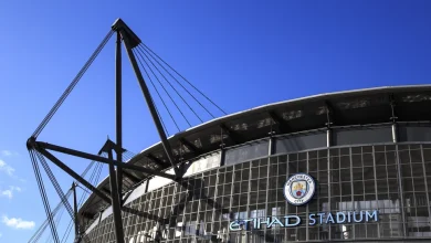 ملعب الاتحاد في مانشستر مع شعار مانشستر سيتي في واجهة الملعب ضمن تقرير عن استئناف النادي في قضية المخالفات المالية